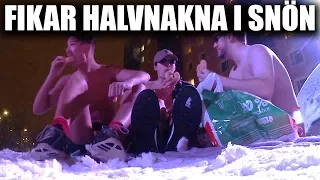 FIKAR HALVNAKNA UTE I SNÖN