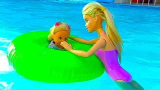 Кукла Барби и Штеффи в аквапарке! Детское видео с игрушками