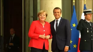 Merkel arrives at the Elysee for migrant crisis meeting