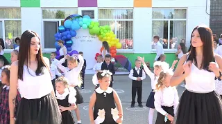 Танец флешмоб выпускников с первоклассниками на 1 сентября
