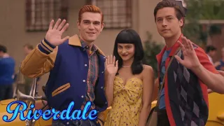 Riverdale  7x20  Archie, Betty, Veronica y Jughead tienen una relación poliamorosa/La vida de Reggie