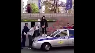 Танцует на полицейской машине|нервирует полицейских|убегает |красиво #shorts