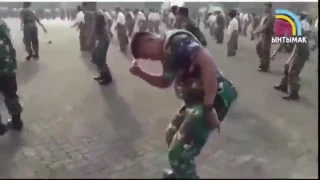 Буй буй буй   Военный солдат танцует (зажигают) ПРИКОЛЬНО😂😂😂😂