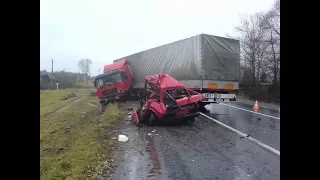 25 Тупейших аварий которых можно было избежать  идиоты против придурков за рулем