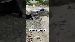 Селевые потоки снесли машину в горах Дагестана