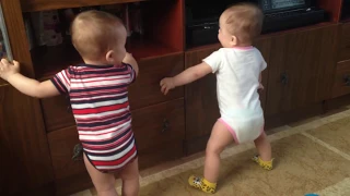 Двойняшки девочки разговаривают, twins TALKING