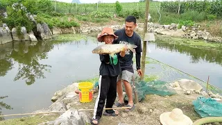 阿勋钓鱼厉害了，塘里的鱼王咬钩就想直接飞竿，阿琪一旁看呆了