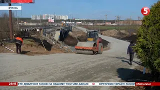 В Ірпінь повертається життя: комунальні служби працюють на повну - містяни повертаються додому