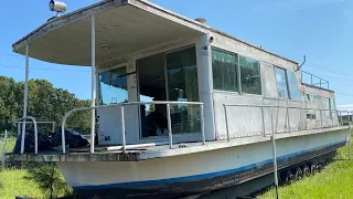 Abandoned Houseboat - Urban Exploration
