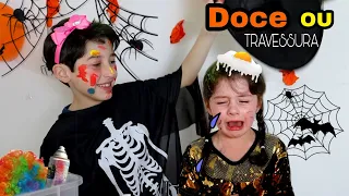 DOCE OU TRAVESSURA Brincadeiras de Halloween trick or treating com Mimi Julinha