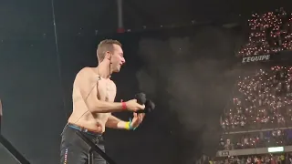 Coldplay Live, final greetings. Chris Martin give away his shirt