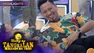 Vice Ganda uses Jhong's clothes as a floor mat | It’s Showtime Tawag Ng Tanghalan