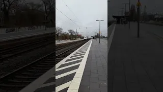 Ein sehr laut hupender ICE 1156 (ICE-Sprinter) nach Bonn Hbf im Bf Ahlen(Westf.). Mit Br.402(ICE 2).