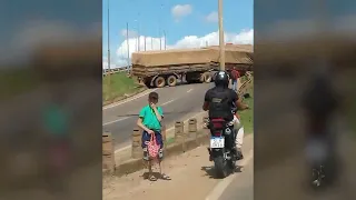 Carreta carregada com milho quase caiu do elevado na entrada de Porto Velho