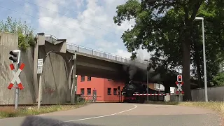 Dampflok 99 1793 der Weißeritztalbahn begegnet am 17.7.2022 in Freital-Hainsberg einem Trabbi 🚗🚂