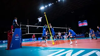 This Volleyball Player is 206cm Tall and Has 382cm Vertical Jump !!!