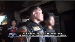 Anggota Gangster Tertangkap dan Diminta Untuk Tunjukan Tempat Penyimanan Sajamnya Oleh Polisi - 86