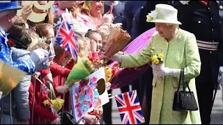 Live: Queen Elizabeth II's 90th birthday walkabout | ITV News