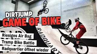GAME OF BIKE mit Dirtbikes im Radquartier | Indoor Extremsporthalle mit riesigen Air Bag | Leo Kast