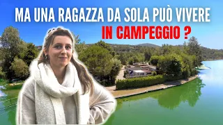 La ragazza che vive in campeggio