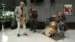 LIVE JAZZ AT DEN BLÅ PLANET:ALL OF ME by Benita Haastrup/Jesper Thilo/Jens Skou Olsen 1/ Decemb 2021