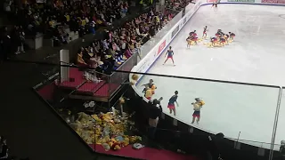 Flower girls cleaning the ice after the pooh rain. Happy birthday Yuzuru Hanyu gpf 2019 torino fs