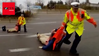 Polizist zieht Aktivistin von A9, bevor sie sich festkleben kann