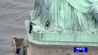 Ein Zeichen gegen Trumps Migrationspolitik: Frau klettert auf Freiheitsstatue