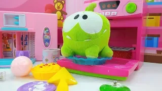 Vídeo de Om Nom. Juguete hace una torta. Juguetes para niños.