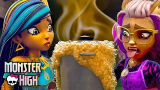 Cleo Has a Gross Surprise For Clawdeen! | Monster High