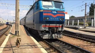 ЧС4-017 з пасажирським поїздом відправляється зі станції Одеса-Головна.