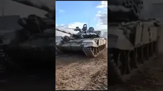 Here a Ukrainian 🇺🇦 volunteer citizen fighter makes good use of an abandoned Russian T-72 Tank.