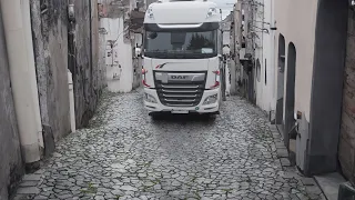 I'm in a very dangerous and very narrow street with truck
