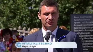 Kyiv Mayor Vitali Klitschko unveils monument to 'Heavenly Hundred' martyrs of Euromaidan Revolution