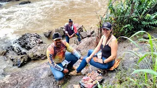 Encontramos um lugar novo pra pescar pescamos e fizemos carne na chapa na beira do rio