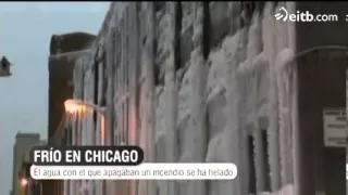 Los bomberos de Chicago 'congelan' un edificio en llamas