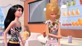 Барби изучает Парадоксы моды  .Barbie studies Paradoxes of fashion .