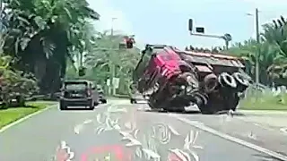 Myvi Dihempap Lori Kemalangan Lori | Malaysia Lorry Accident