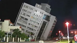 Землетрясение на Тайване: из покосившегося отеля спасли человека