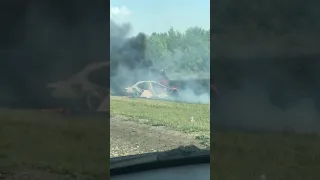 Под Саратовом «Мерседес» сгорел после ДТП с двумя грузовиками