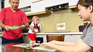 Super cute BiBi helps dad cook to thank Mom
