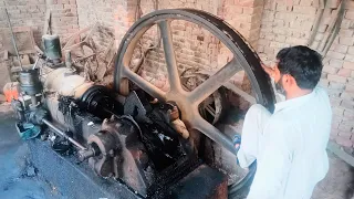 Start up amazing desi old black engine work on wood cutter machine || desi old black engine