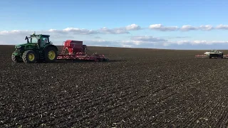 Polní robot AgBot T2 a traktor John Deere pracují současně na jednom pozemku
