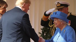 Трамп опозорился на приеме у Елизаветы II!!! Новости