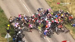 Nouvelle chute collective incroyable : des dizaines de vélos se chevauchent - Tour de France Femmes