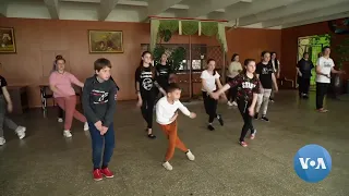 As Russia’s Invasion Grinds On, Young Ukrainian Dancers Resume Training | VOANews