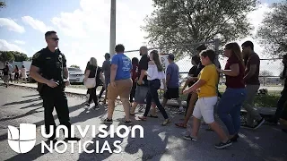 Entre dolor y valentía, padres y alumnos regresan a la escuela de Parkland donde ocurrió la masacre