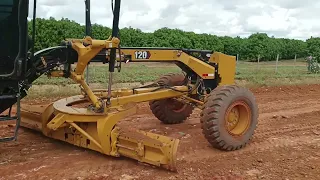 Motoniveladora / Grader 120 CAT espalhando material depois de remover lama