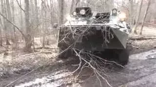 БТР-80 вылазит из грязи с помощью лебедки.