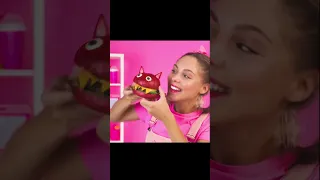 El bebé está probando la Hamburguesa Vampiro